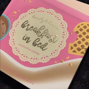 Breakfast in bed eyeshadow palette